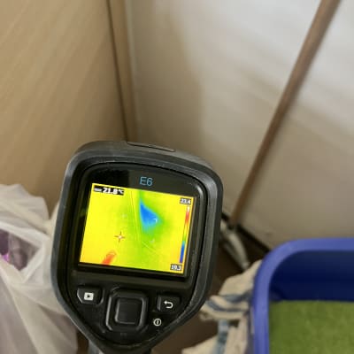 מד חום תרמי מציג אזור קר על המסך