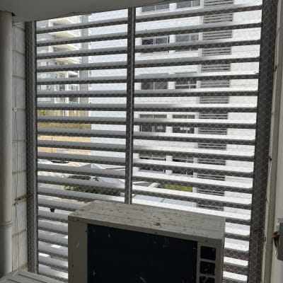 רשת מתכת על חלון למניעת כניסת יונים