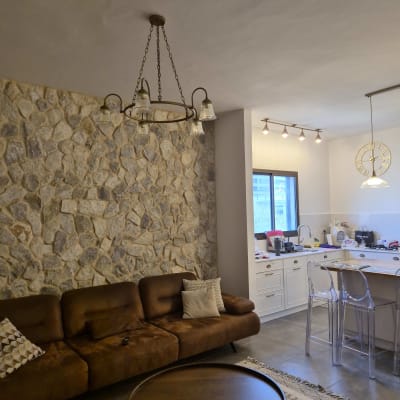 נברשת תלויה ותאורה מעל שולחן במטבח