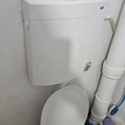 ניאגרה גלויה לבנה ואסלה מותקנות בחדר שירותים