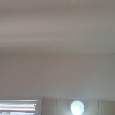 קיר ותקרה צבועים בלבן עם תאורה