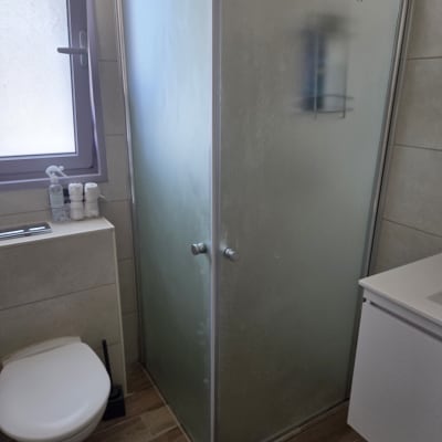 מקלחון זכוכית עם דלתות מטושטשות