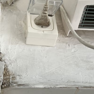 שקע חשמל עם תקע מחובר ומכסה פלסטיק שקוף