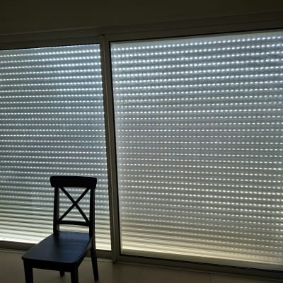 תריסים סגורים עם כיסא בחדר מואר