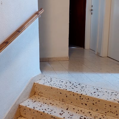 מסגרת עץ עם תמונה על הקיר ליד מראה עגולה