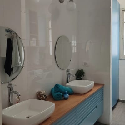 שני כיורים עם מגבות כחולות על משטח עץ