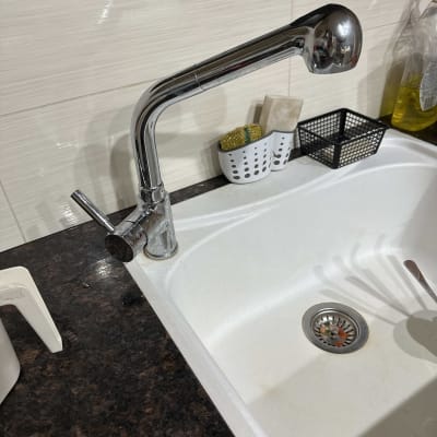 ברז מטבח נירוסטה מעל כיור לבן