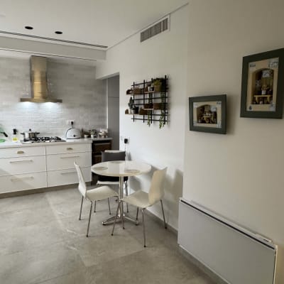 מטבח מודרני עם מדף קיר וכלי מטבח