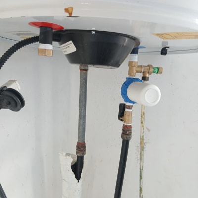 חלקים תחתונים של דוד שמש עם צינורות ושסתומים