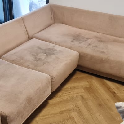 ספה עם כתמים לפני ניקוי