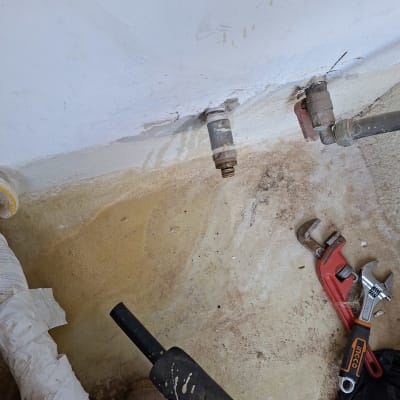כלים וצינורות ליד קיר עם חיבורים