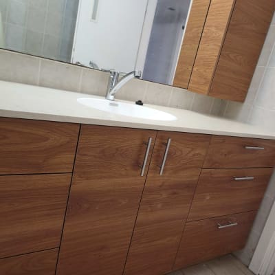 ארון עץ עם כיור בחדר אמבטיה