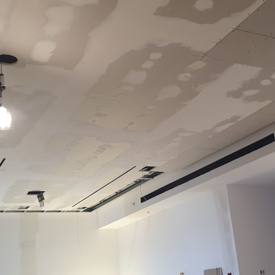 תקרת גבס עם חיבורים ותיקונים נראים