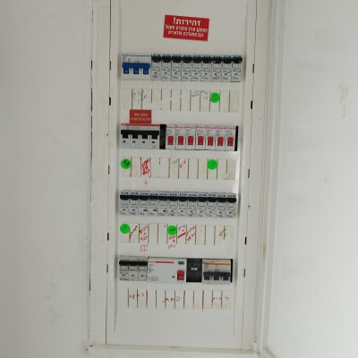 לוח חשמל עם מפסקים ומתגים שונים