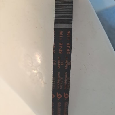 רצועת הנעה עם כיתוב Hutchinson ו-5PJE 1196