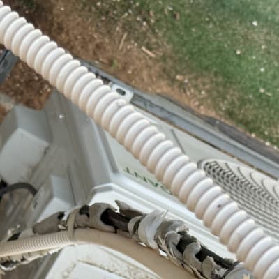 יחידת מיזוג אוויר עם צינורות חיצוניים