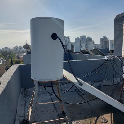 דוד שמש על גג עם רקע עירוני