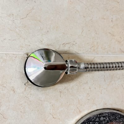 צינור מתכת מחובר לקיר עם חיבור כרום