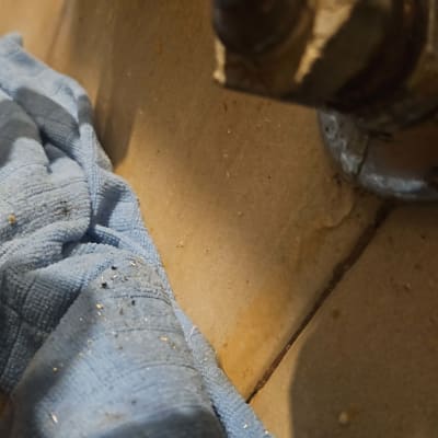 ברז מתכת עם מטלית כחולה על אריחים