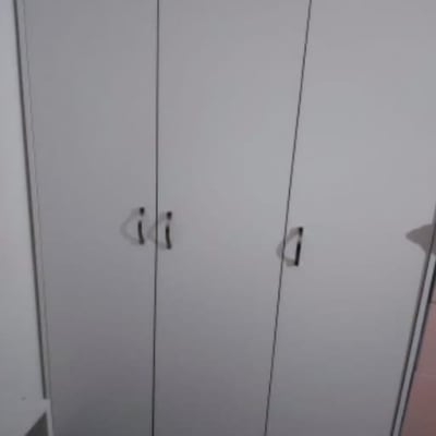 ארון בגדים עם שלוש דלתות וידיות