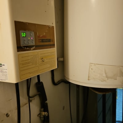 מחמם מים עם צג דיגיטלי ומיכל לבן גדול