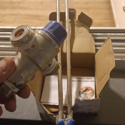 רכיבים של דוד שמש, כולל גוף חימום ושסתום