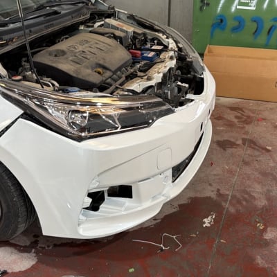 רכב עם מכסה מנוע פתוח במוסך