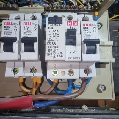 מפסקי חשמל עם חוטים צבעוניים בלוח חשמל