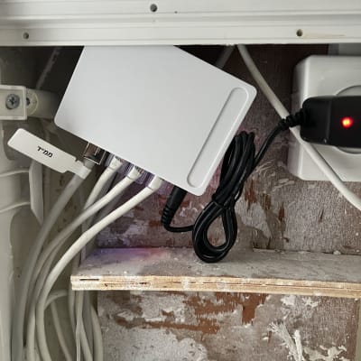 חיבורי כבלים למפצל רשת ולוח חשמל