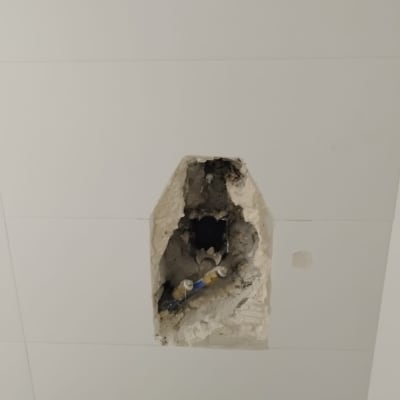 חור בקיר עם צינור חשוף ותשתית