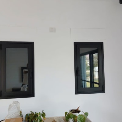 שקית ניילון על שולחן ליד חלון