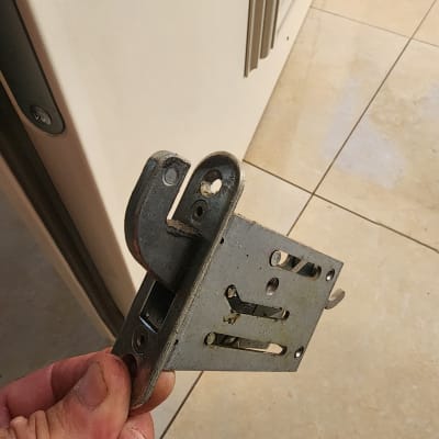 מנעול דלת מוחזק ביד, חלקי מתכת