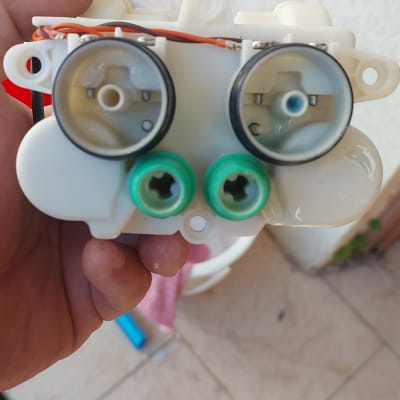 רכיב פלסטיק עם חוטים חשמליים ומחברים ירוקים