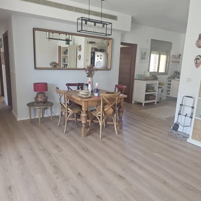 רצפת פרקט עץ בהירה בסלון ביתי