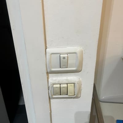 שני מתגי חשמל על קיר לבן