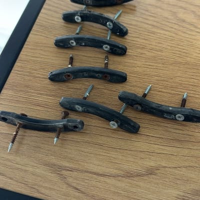 ידיות תריסים עם ברגים על משטח עץ