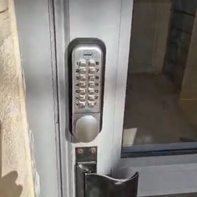 מנעול דלת עם לוח מקשים