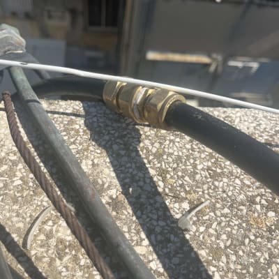 חיבור צינור מתכת עם מחבר פליז על גג