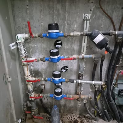מרכזיית שעוני מים בבניין עם ברזי ניתוק ומתקן מזח