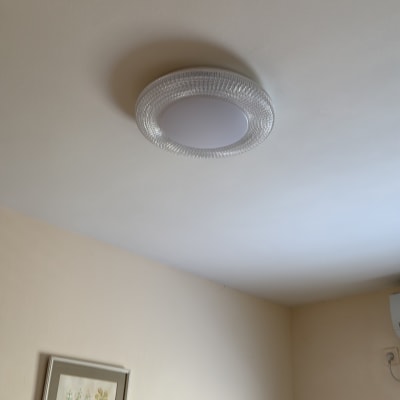 מנורת תקרה עגולה מותקנת על תקרה לבנה