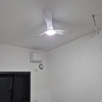 מאוורר תקרה עם תאורה בחדר