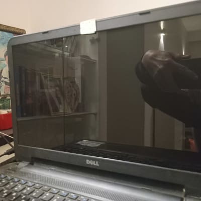 מחשב נייד דל עם מסך כבוי ומצלמה מכוסה