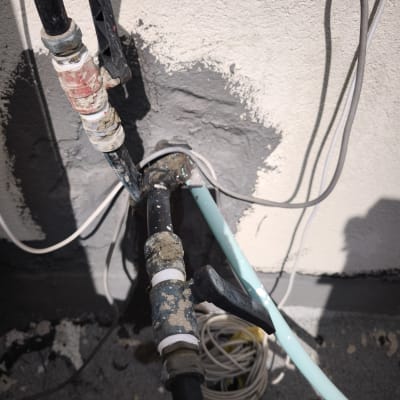 צנרת ותשתיות על קיר חיצוני