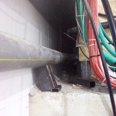 צינורות פלסטיק צבעוניים וקיר בטון