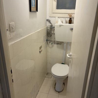 שירותים עם אסלה ומיכל הדחה