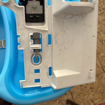 חלק פלסטיק לבן עם רכיב חשמלי פנימי