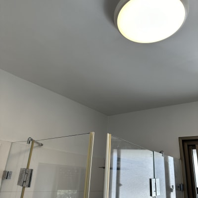 תקרה צבועה בלבן עם מנורה עגולה