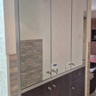 ארון עם דלתות זכוכית ומראה