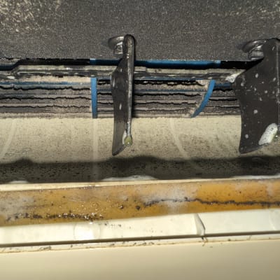 חלק פנימי של מזגן עם לכלוך ואבק