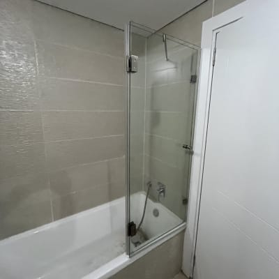 אמבטיה עם דלת זכוכית וברז מקלחת